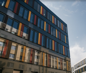 Bürogebäude mit farbiger Fassade am Sitz von AIRboard ONE in Mannheim